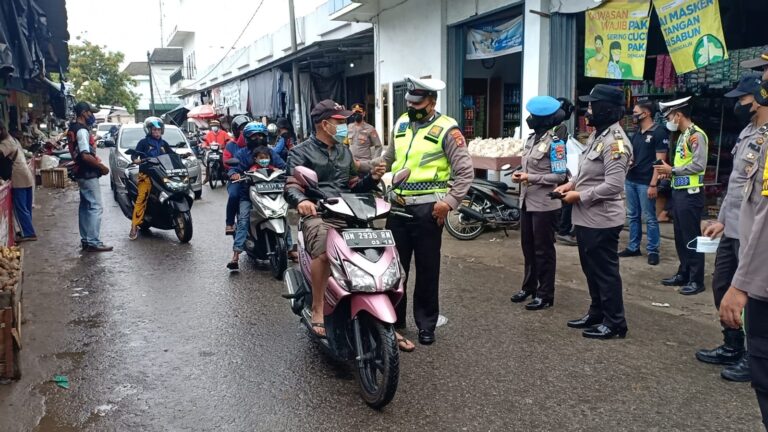 Operasi Aman Nusa II, Polres Bangka Barat Bagikan Masker Gratis Kepada Masyarakat