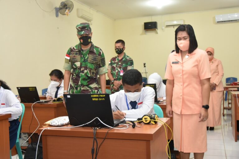 Dan Lanud bersama Ketua Yasarini Cabang Lanud Raja Haji Fisabilillah Tinjau Tes Akademik Calon Siswa SMA Pradita Dirgantara