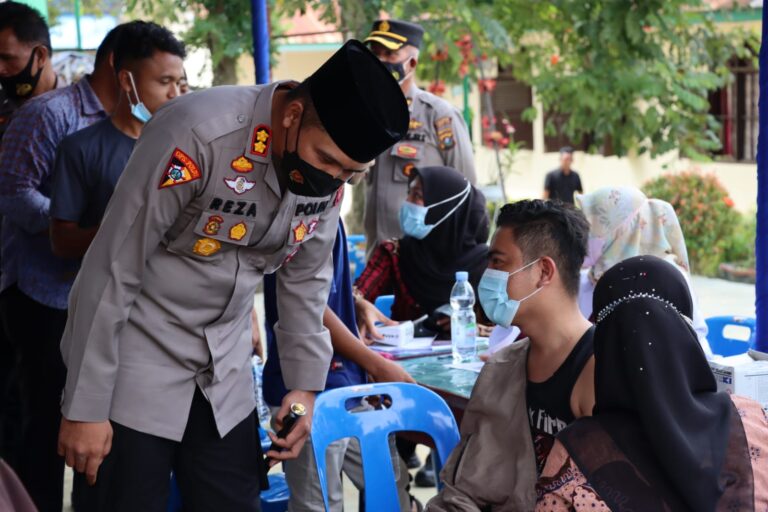 Saat Disuntik, Ga Usah Dilihat Ya Nak, Ucap Kapolres Madina Ke Pelajar Yang Akan Di Vaksin