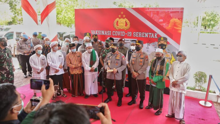 Tokoh Agama di Jatim Ikut Vaksinasi, Kapolri: Jadi Penyemangat Kita Semua