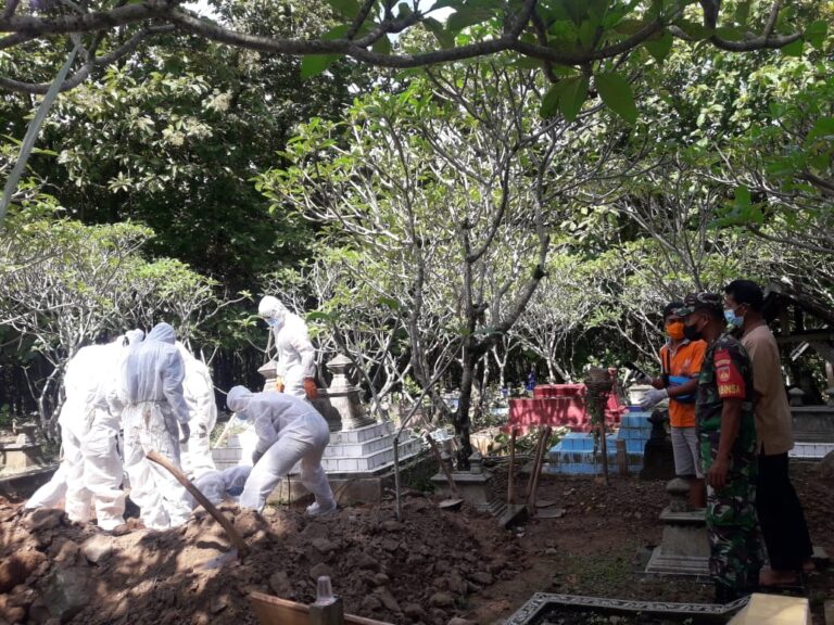 Pastikan Aman, Babinsa Dampingi Pemakaman Covid 19