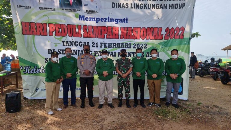 Kapolres Bangka Barat Bersama Forkopimda Bersih-Bersih di Pantai