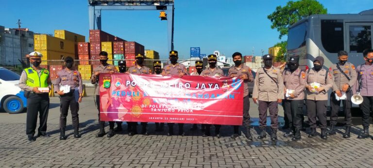 Bid Tik Polda Metro Jaya : Lakukan Pengecekan Aplikasi Peduli Lindungi dan Kepatuhan Prokes di Pintu Masuk Pelabuhan
