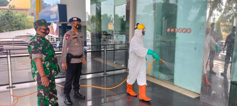 Brimob Yon A Binjai dan Koramil 17/BT Kompak Bagikan Masker dan Semprot Disinfektan