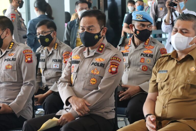 Kapolda Kalbar Tinjau Vaksinasi Di Sekolah Tunas Bangsa Kubu Raya