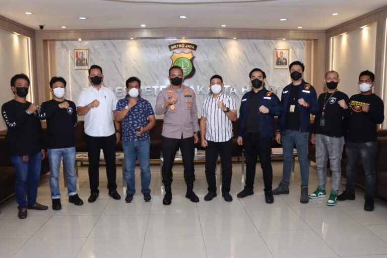 Direktur Alfamart Berikan Penghargaan Kepada Polres Metro Jakbar Atas Kerjasama Terkait Pengungkapan Berbagai Kasus