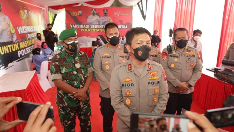 Kapolda Jatim Mengecek Vaksinasi Serentak di Kabupaten Sidoarjo
