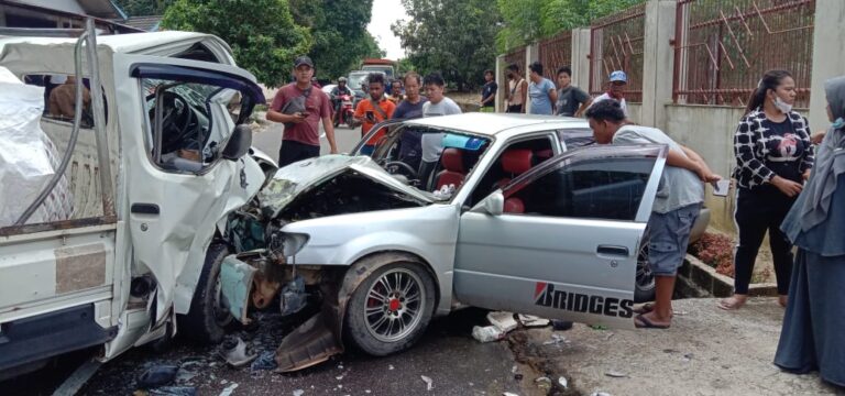 Polsek Jebus Polres Bangka Barat Sigap Datangi TKP Laka Lantas Yang Melibatkan Dua Kendaraan Roda empat