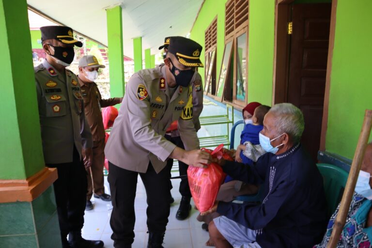 Tinjau Vaksinasi, Kapolres Bagikan Puluhan Paket Sembako di SDN 1 Bratayudha