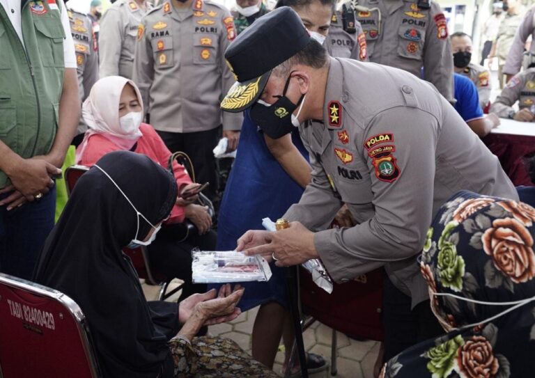 Kapolda Metro Jaya Meninjau Pelaksanaan Vaksinasi Untuk Lansia Dan Anak di Alun-Alun Kota Bekasi