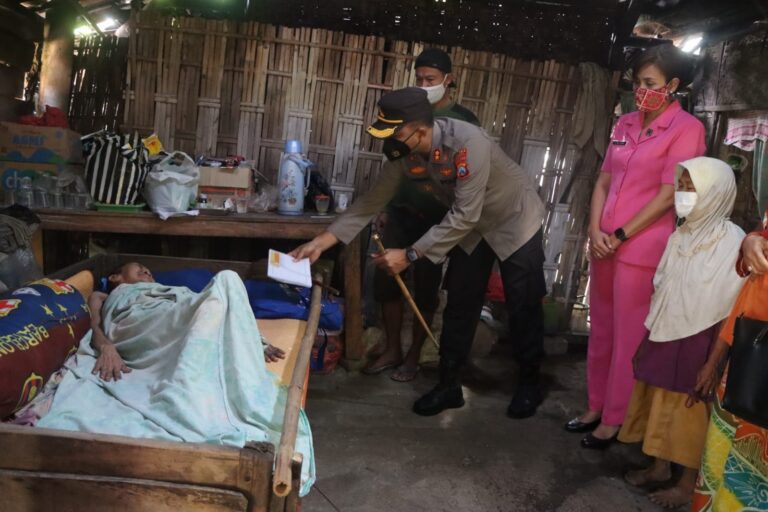 Kapolres Ngawi Kunjungi Ibu dan Anak yang Mengalami Lumpuh