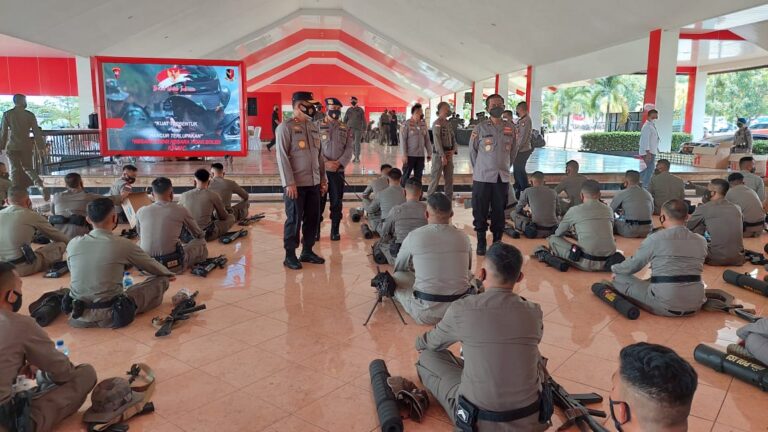 KAPOLDA KEPRI KUNJUNGI PERSONEL SATBRIMOB POLDA KEPRI YANG AKAN BKO KE POLDA SULAWESI TENGAH