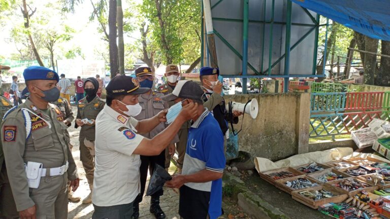 Pamor Keris Masuk Pasar Hewan, Himbau Masyarakat Dan Bagi Masker Gratis