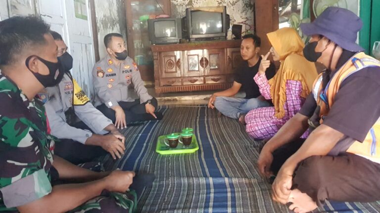 Kapolsek Jiwan Polres Madiun Kota Beserta Bhabinsa Kunjungi Bayi Penderita Jantung Bocor