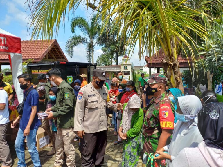 Bhabinkamtibmas Amankan Jalannya Operasi Pasar Minyak Goreng Yang Digelar Walikota