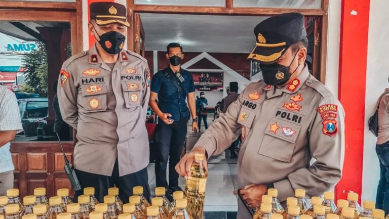 Lakukan Cara Unik, Polres Blitar Kota Ajak Warga Ikut Vaksin Berhadiah Minyak Goreng