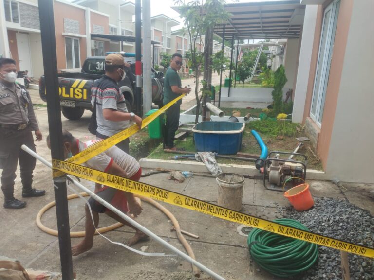 Polsek Parungpanjang Tutup Sumur yang Memunculkan Gas di Serpong Garden Village
