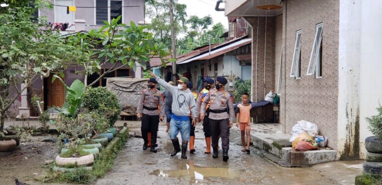 Dansat Brimob Polda Sumut Tinjau Lokasi Banjir di Medan Maimun