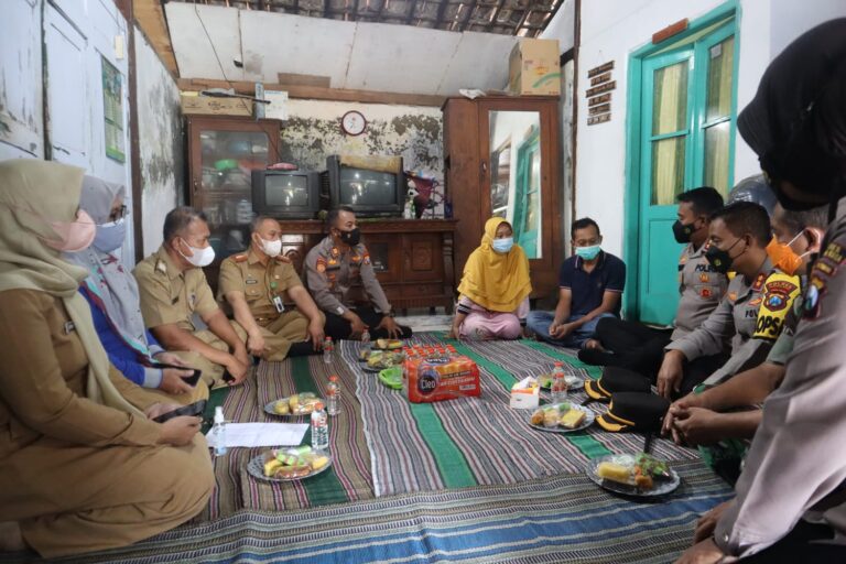 Kapolres Madiun Kota dan Kapolres Madiun Bersama Kunjungi Keluarga Bayi Penderita Kelainan Jantung
