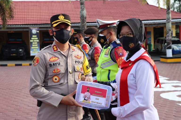 Kapolres Kobar Pimpin Apel Pembagian Masker Kepada Personel