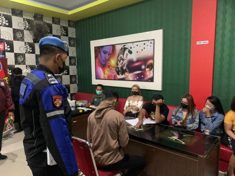 Sat Narkoba Polres Ngawi Gelar Penegakan Prokes juga Monitoring di Tempat Hiburan