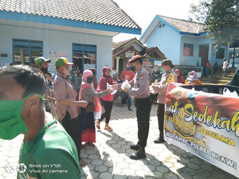 Berbagi Dengan Warga, Polsek Ngerambe Gelar Jum’at Sedekah