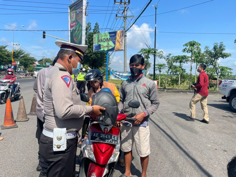 Operasi Keselamatan Semeru 2022, Satlantas Polres Ngawi Bagikan 25 Unit Helm SNI