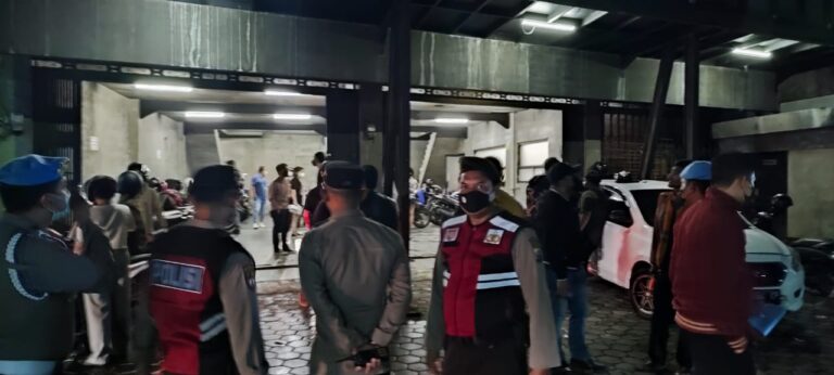 Ingatkan Prokes Tim Pamor Keris Gabungan Polresta Malang Kota Datangi Tempat Hiburan Malam dan Café