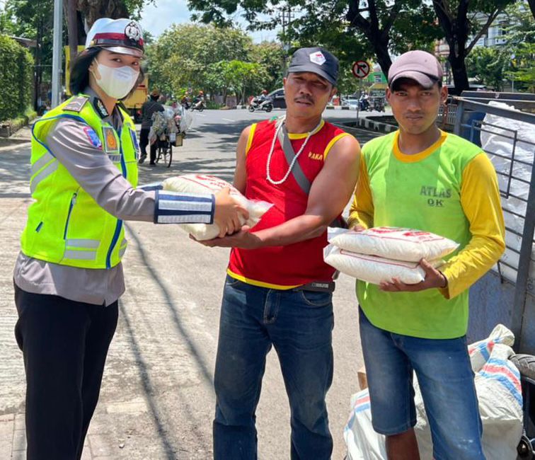 Berikan Himbauan Patuh Prokes Polwan Polda Jatim Berbagi Sembako