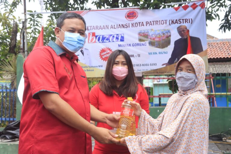 PLT, Wali Kota Bekasi Bersama Kastri Salurkan 10.000 Liter Minyak Goreng