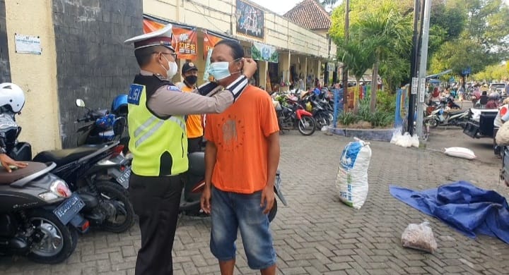 Operasi Keselamatan Semeru 2022, Satlantas Polres Ngawi Bagi Bagi Helm SNI, Masker dan Brosur