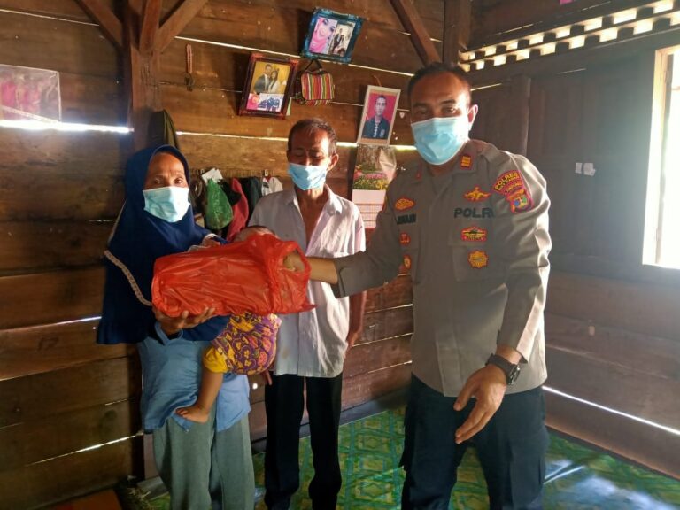 Polsek Way Tuba Berikan Sembako Ke Anak Korban Pembunuhan