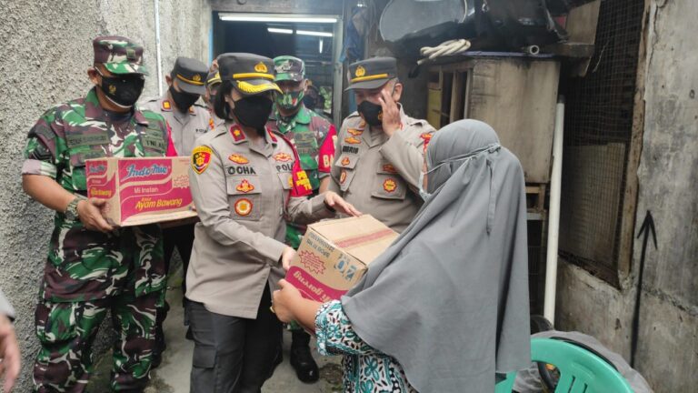 Polsek Tambora Bersama 3 Pilar Bagikan Paket Sembako