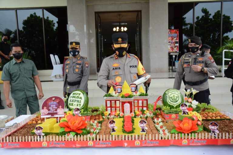 KAPOLDA KEPRI PIMPIN UPACARA HUT POLDA KEPRI KE-17 TAHUN 2022