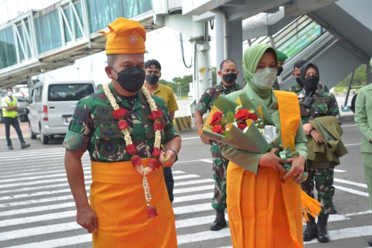 Tiba di bandara internasional kuala namu, Pangdam bukit barisan disambut tarian dan pemakaian adat melayu