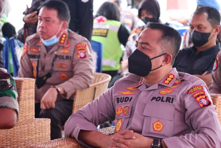 Dukung Vaksinasi Serentak, Kapolresta Palangka Raya Dampingi Wakapolda Kalteng
