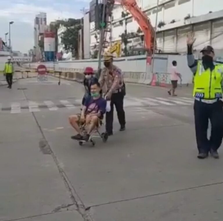 Aksi Terpuji Satlantas Polres Jakbar Bantu Disabilitas Menyeberang Jalan