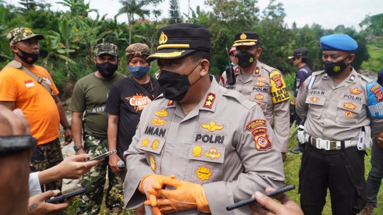 Dalam Rangka Hari Peduli Sampah Nasional (HPSN) Kapolres Bogor Pimpin Kegiatan Gerebeg Runtah Sungai Ciliwung