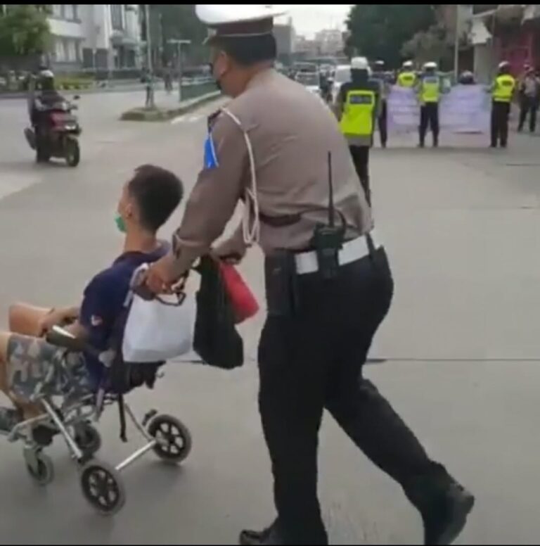 Bantu Seorang Disabilitas, Kasat Lantas Jakbar Sigap Memberikan Pertolongan