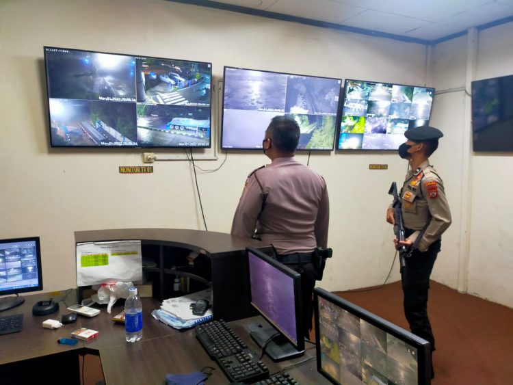 Ditpamobvit Polda Banten melakukan patroli dan pengamanan di PT Krakatau Steel