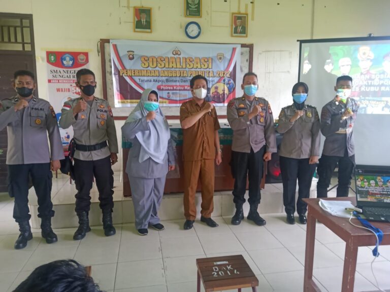 Kabag SDM Polres Kubu Raya Lakukan Sosialisasi Penerimaan Calon Anggota Polri Ya.2022 Di SMAN 2 Sungai Raya