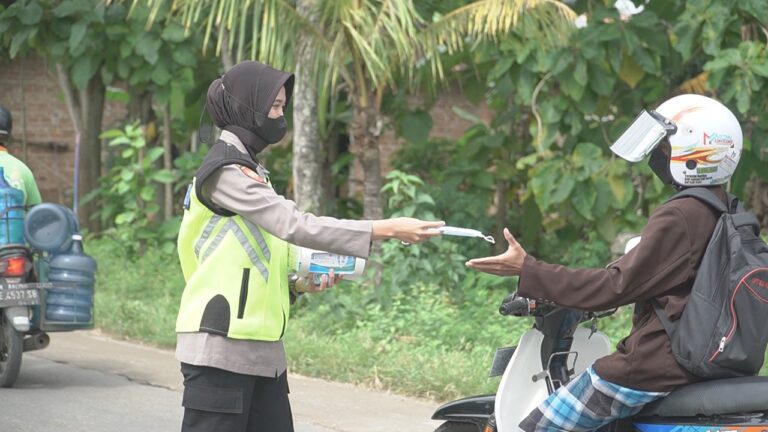 Operasi Keselamatan Semeru 2022 di Tengah Covid -19, Ini Aksi Polwan Polres Ponorogo
