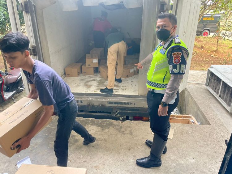 Ditlantas Polda Banten Lakukan Pengawalan ,Untuk Jamin Kelancaran Distribusi Vaksin