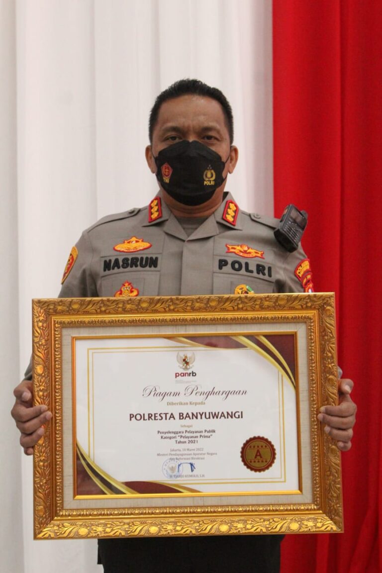 Kapolresta Banyuwangi Menerima Penghargaan Pelayanan Prima Lingkup Polri