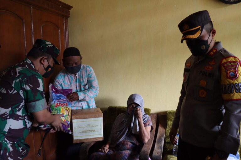 TNI-Polri Peduli, Dandim dan Kapolres Bojonegoro Salurkan Bansos Kepada Warga Yang Sakit