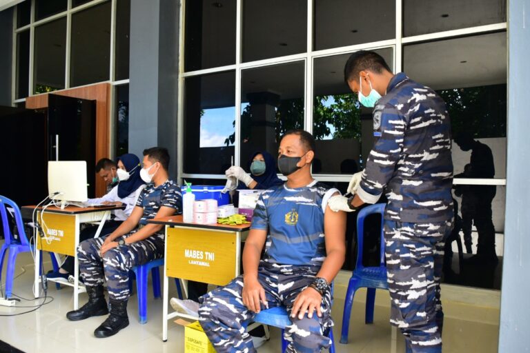 Seluruh Prajurit Lantamal XIV Sorong Melaksanakan Vaksin Booster