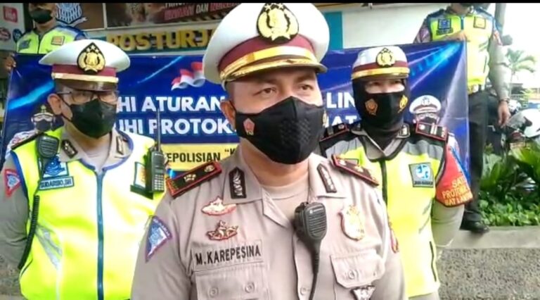 Anggota Polantas Jakarta Barat menggelar operasi keselamatan jaya