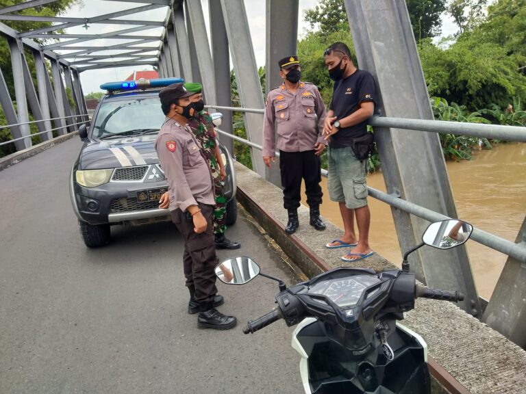 Warga Ngasinan Apresiasi Kinerja Aparat Polsek dan Posramil Karanganyar Antisipasi Bencana Banjir