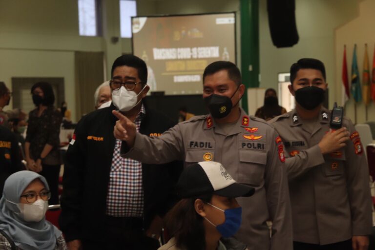 Polda Metro Jaya Konsisten Melayani Vaksinasi Hingga ke Tingkat RW
