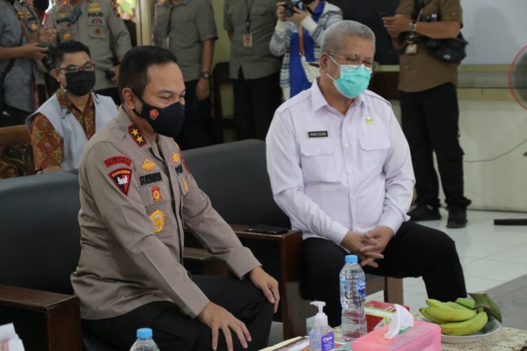 Kapolda Kalbar Hadiri Vaksinasi Serentak di SD Bruder Dahlia